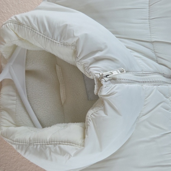 Old NAVY WOMANS Large PUFFER VEST.NYLON Polyester SEA Salt WHITE EUC - Picture 7 of 16